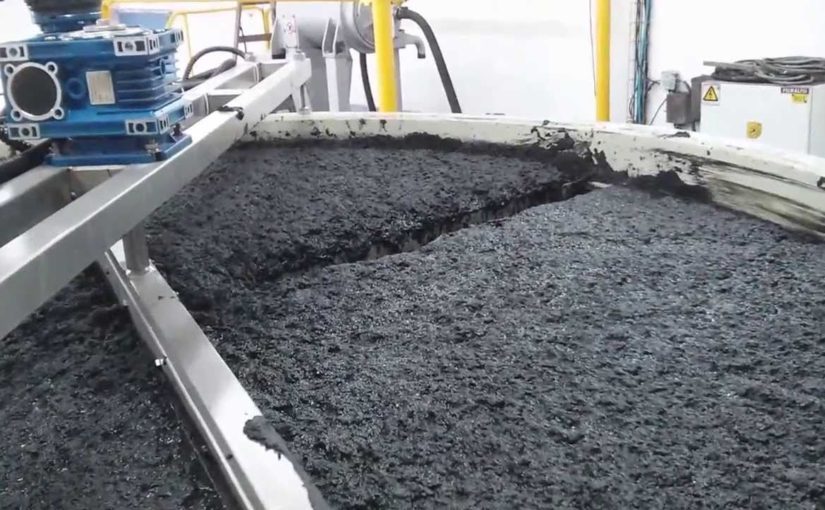 Bùn thải thu gom được trong quá trình xử lý nước thải sinh hoạt. Nguồn: Toppr.vn Bùn thải thu gom được trong quá trình xử lý nước thải sinh hoạt. Nguồn: Toppr.vn