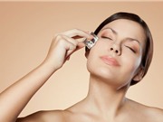Tuyệt chiêu trẻ hóa da mặt bằng đá viên