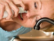 Không dùng nước muối sinh lý để rửa mũi hàng ngày