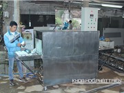 Anh thợ làng chế  máy rửa bát cao cấp