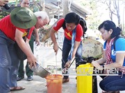 Ông già xử lý môi trường  ở Trường Sa