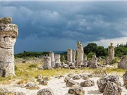 Khám phá bí ẩn sau rừng cột đá tự nhiên kỳ lạ ở Bulgaria