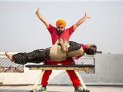 "Dị nhân" Ấn Độ dùng râu để nâng người nặng 54,4kg
