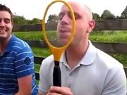Clip: Nhận cái kết đắng vì lè lưỡi liếm vợt muỗi 