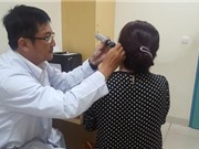 Nhập viện vì dùng tăm bông ngoáy tai sai cách