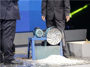 Máy bóc vỏ và nạo sợi củ sắn bán tự động - sản phẩm của nhà sáng chế Việt Nam