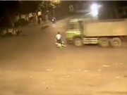 CLIP HOT NHẤT TRONG NGÀY: Chết thảm khi qua đường bất cẩn, hổ dữ làm nũng