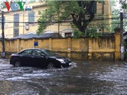 Mẹo nhỏ giúp lái xe ôtô qua đường ngập nước một cách an toàn
