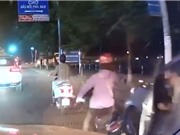 Clip: Tài xế mở cửa bất cẩn, suýt gây tai nạn thương tâm cho xe máy