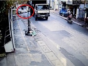 Clip: Xe tải ôm cua với tốc độ cao, cán chết người tại TPHCM 