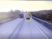 Clip: Toyota Land Cruiser chạy lấn làn, gây tai nạn liên hoàn khiến 1 người tử vong