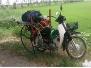 Máy phun thuốc điều khiển từ xa trên xe máy