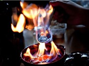 Bí ẩn vùng đất nơi người dân uống “lửa xanh” để xua tan tội lỗi