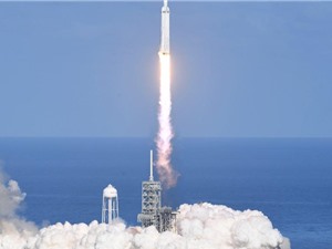 Space X phóng thành công tên lửa mạnh nhất thế giới Falcon Heavy vào vũ trụ