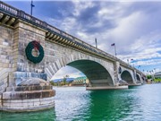 Thương vụ lịch sử: Bán cầu London sang Mỹ
