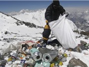 Người leo núi Everest bị cấm mang theo đồ nhựa dùng một lần