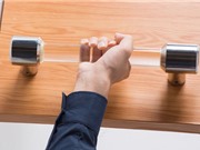 Hai sinh viên Trung Quốc phát minh ra tay nắm cửa tự diệt khuẩn, team sợ bẩn thích điều này