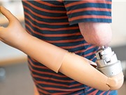 Cánh tay giả điều khiển bằng ý nghĩ cho cảm giác như thật