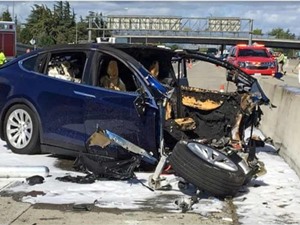 Hệ thống tự lái của ô tô Tesla bị Mỹ điều tra sau khi va chạm với các phương tiện ưu tiên