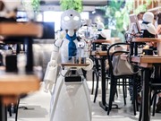 Người khuyết tật ngồi nhà điều khiển robot phục vụ cà phê cho khách ở quán