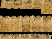 AI giải mã chữ viết trên cuộn giấy papyrus cháy đen 2.000 năm tuổi
